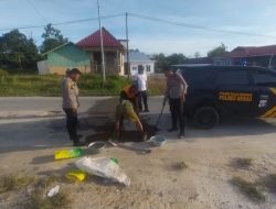 Respons Cepat Polsek Pulau Derawan: Polisi dan Warga Perbaiki Jalan Rusak Demi Keselamatan Pengendara”