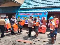 Kapolsek Pulau Derawan Hadiri Penyerahan Life Jacket untuk Tingkatkan Keselamatan Laut