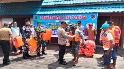 Kapolsek Pulau Derawan Hadiri Penyerahan Life Jacket untuk Tingkatkan Keselamatan Laut