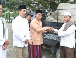 Gubernur Salat Idul Adha Bersama Warga, Serahkan Hewan Kurban untuk Masyarakat