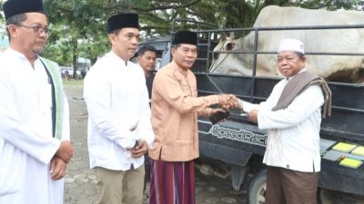Gubernur Salat Idul Adha Bersama Warga, Serahkan Hewan Kurban untuk Masyarakat