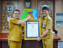Wagub Ingkong Raih Penghargaan Tokoh Inspiratif Indonesia dari SMSI
