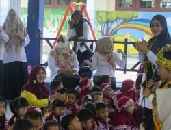 Bunda PAUD Berau Tinjau TK NEGERI PEMBINA, Berikan Semangat Dan Apresiasi Kepada Peserta Didik