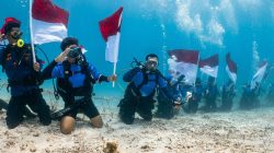 Bupati Berau Pimpin Pengibaran Merah Putih di Bawah Laut Maratua