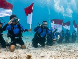 Bupati Berau Pimpin Pengibaran Merah Putih di Bawah Laut Maratua