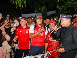 Gubernur Ikut Run Night Slipi, 600 Peserta Ramaikan Lari 7,5 Kilometer