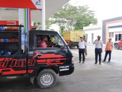 Urai Kemacetan, Dishub Tertibkan Antrean Kendaraan di SPBU Jalan Sengkawit