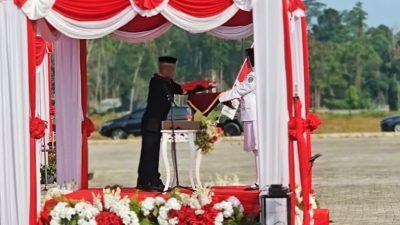 Penyerahan Bendera Pusaka Merah Putih, Bupati Bulungan Gelar Upacara Peringatan HUT RI di Kebun Raya Bundayati